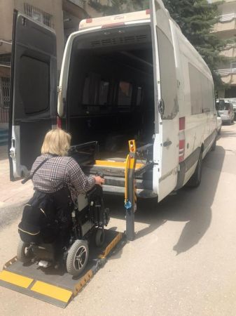 Gaziantep'te engelli anne, oğlunun nikah ve düğününe belediyenin asansörlü aracıyla götürüldü