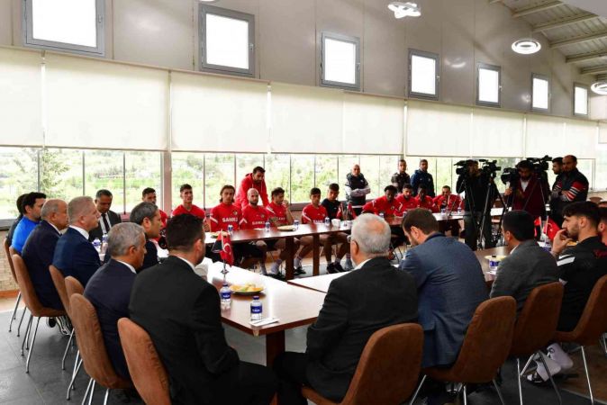 Gaziantep FK Küme Düşecek Mİ? Kritik maç öncesi Gaziantep Valisi Gül ve Ak Parti Milletvekilleri  ve Protokol'den Moral Ziyareti....