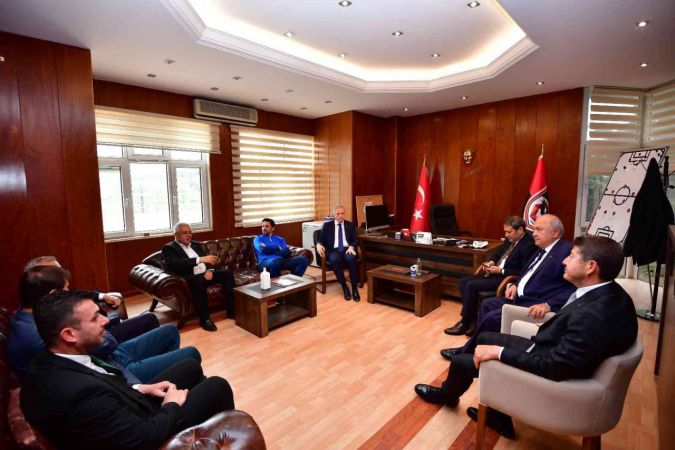 Gaziantep FK Küme Düşecek Mİ? Kritik maç öncesi Gaziantep Valisi Gül ve Ak Parti Milletvekilleri  ve Protokol'den Moral Ziyareti....