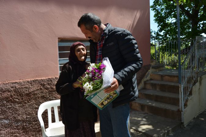 Gaziantep'te 112 yaşındaki asırlık çınara "Anneler Günü" sürprizi