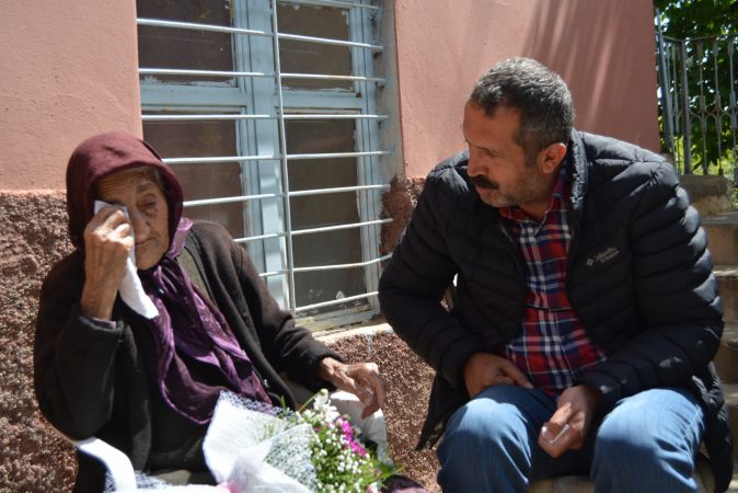 Gaziantep'te 112 yaşındaki asırlık çınara "Anneler Günü" sürprizi