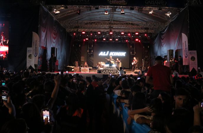 Gaziantep Muhteşem...  Gaziantep Gençlik ve Spor Festivali konserlerle sürdü!   Ali Kınık, Kadir Çöpdemir, Sefo, Müzisyen Ali Kınık ve DJ Hakan Akkuş Gazziantep'e Söyledi