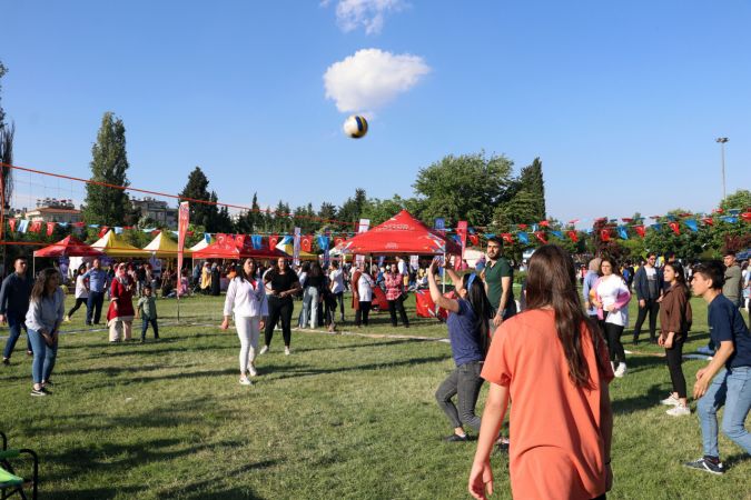 Gaziantep Muhteşem...  Gaziantep Gençlik ve Spor Festivali konserlerle sürdü!   Ali Kınık, Kadir Çöpdemir, Sefo, Müzisyen Ali Kınık ve DJ Hakan Akkuş Gazziantep'e Söyledi