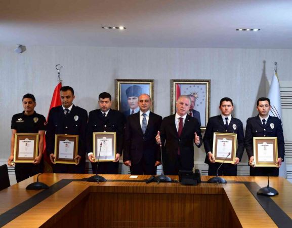 Gaziantep'te Emniyet Müdürlüğüne Saldırı Yapan Zanlıya Müdahale Yapan Polislere İçişleri Bakan Süleyman Soylu'dan Ödül....