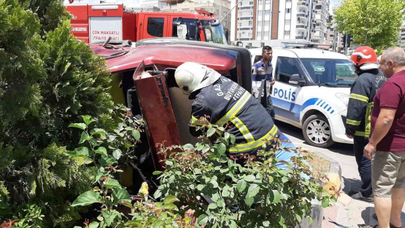 Gazinatep'te araçlar çarpıştı! Metrelerce sürüklenen araç refüje çıkarken kazada 2 sürücü yaralandı.