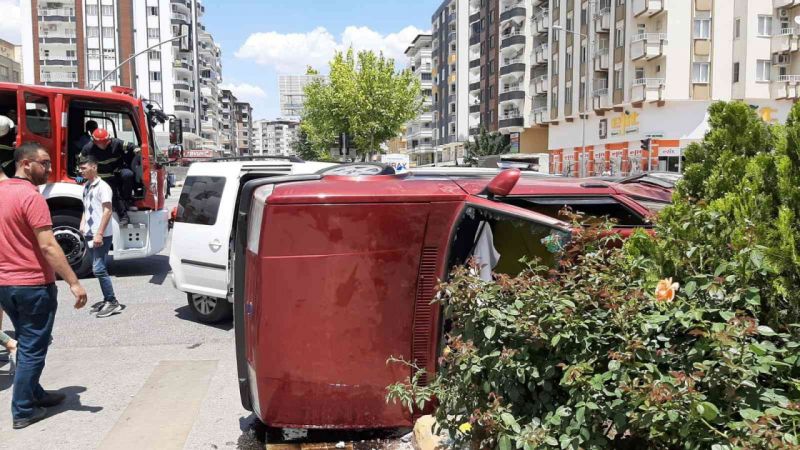 Gazinatep'te araçlar çarpıştı! Metrelerce sürüklenen araç refüje çıkarken kazada 2 sürücü yaralandı.