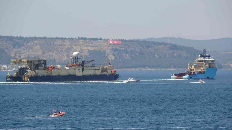 Karadeniz’de bulunan 540 milyar metreküplük doğalgazın taşınması için sığ denizlere boru serpecek olan ‘Castoro 10’ isimli gemi Çanakkale Boğazı’ndan geçti