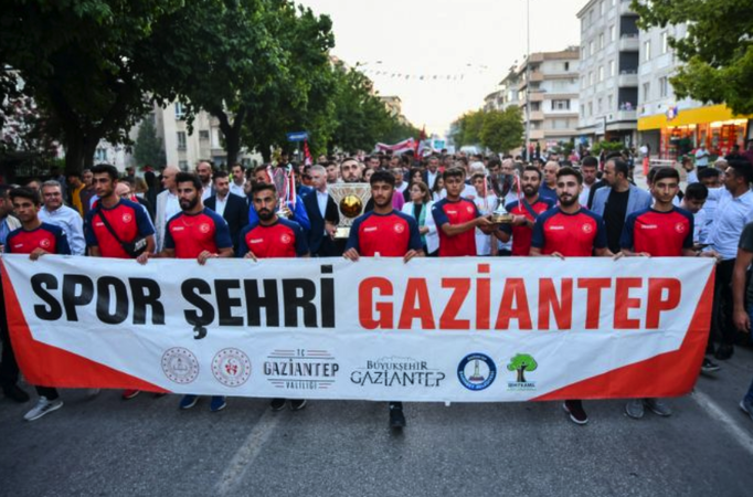 Gaziantep'in gururu şampiyonlar halkla buluştu