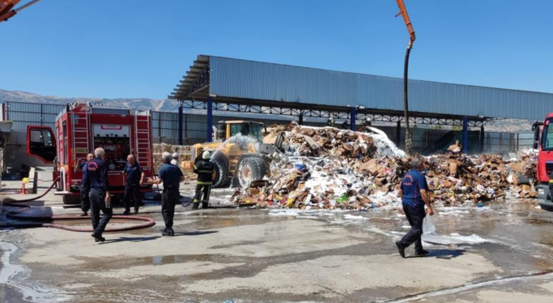 Kahramanmaraş-Gaziantep karayolunda bulunan bir kağıt geri dönüşüm tesisinde yangın çıktı.