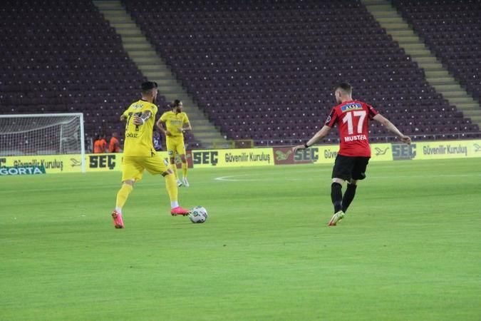 Gaziantep FK'yı taraftar yalnız bırakmadı... Spor Toto Süper Lig'in 2. haftasında Gaziantep FK, Hatay’da MKE Ankaragücü’nü ağırladı. Karşılaşmanın ilk yarısı 0-0 sona erdi.