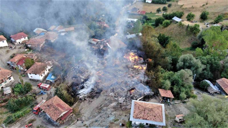 Yok Böyle Yangın! 10 ev küle döndü: Evlerinin yanışını çaresizlikle izlediler