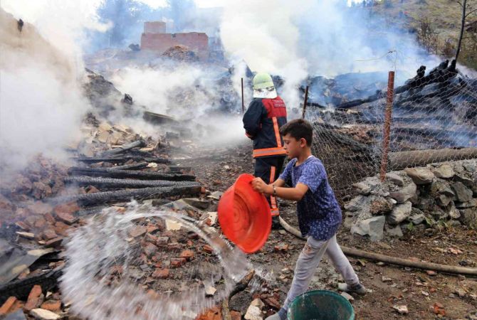 Yok Böyle Yangın! 10 ev küle döndü: Evlerinin yanışını çaresizlikle izlediler
