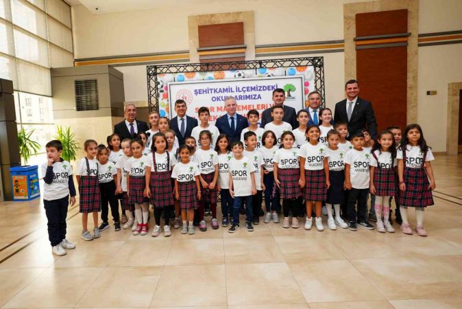 Gaziantep Şehitkamil Belediyesi'nden öğrencileri ve öğretmenleri sevindiren yardım...
